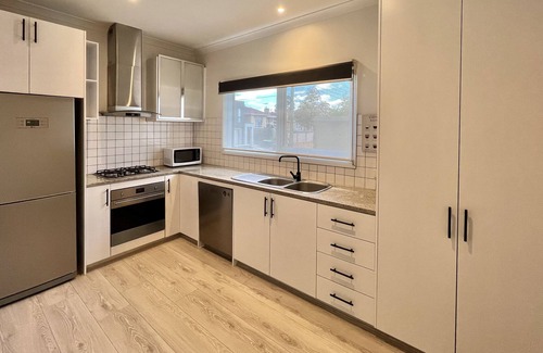 Templestowe Lower House | Minutes away from local shopping district and the Westfield Doncaster