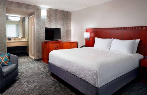 Home Park Hotel | Minutes Away from World of Coca-Cola! Pets Allowed, Seasonal Pool, Parking!