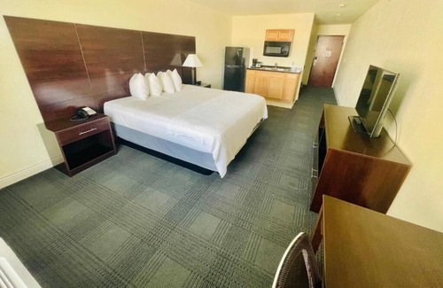 Cuero House | Minutes from Cuero Municipal Golf Course! Unit w/ Kitchenette, FREE Parking!