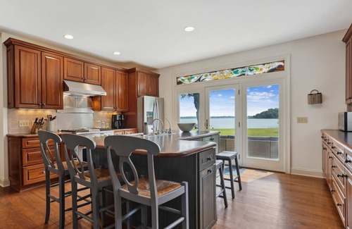 Unionville House | Minutes from Downtown Easton and St. Michaels | Pool | Hot Tub | Kayaks | Privat