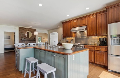 Unionville House | Minutes from Downtown Easton and St. Michaels | Pool | Hot Tub | Kayaks | Privat