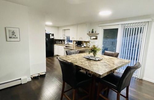 Green Bay House | 🏈 Minutes from Lambeau 5 bdrms Heated Garage Home Theatre Game Room