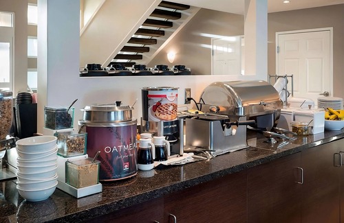 South Scottsdale Apartment | Minutes from Phoenix Art Museum! Free Breakfast, Pool, Pets are Welcome!