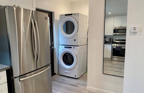 Windsor Square Hotel | Miracle Mile Chic 1 BR Bungalow Apt + Parking