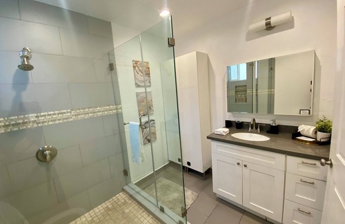 Windsor Square Hotel | Miracle Mile Chic 1 BR Bungalow Apt + Parking