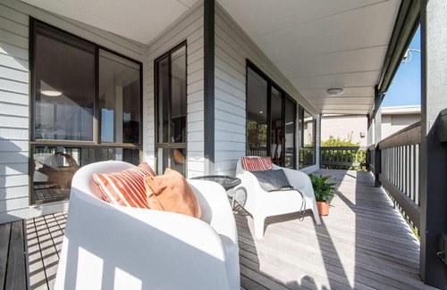 Somers House | Miramar Hideaway Water views walk to beach