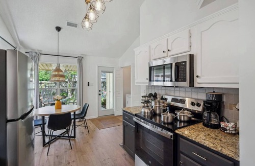 Southaven House | Miss Zen - Southaven Garden Bungalow - King Beds - 5 min to Landers Center