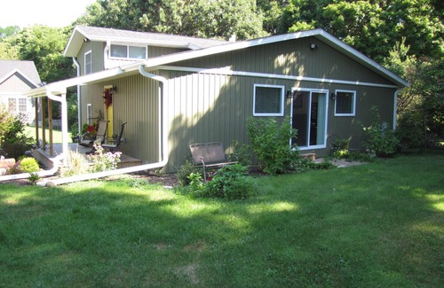 Le Claire House | Mississippi riverview guesthouse near historic downtown LeClaire.