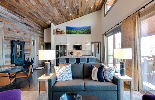 Lansing House | Misty Glen. Modern Mnt Retreats. The Sugar Maple
