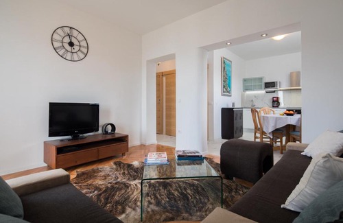 Seget Vranjica Apartment | MK-elegant apartment with a sea view balcony