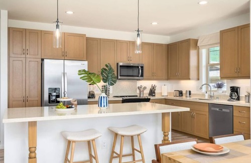 Makaha Valley House | ML – Aloha Hoʻonani 3BR Home | MT & Ocean Views!