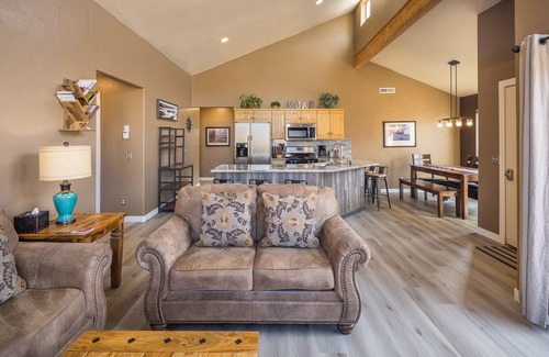 Moab South Valley House | Moab Basecamp! 10 min to Arches | Pool & Hot tub