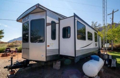 Moab South Valley House | Moab RV Resort Glamping RV Fully Setup OK42