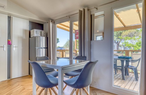 Lattes House | Mobile Home 'Le 370' with Shared Pool, Private Terrace and Private Garden Lattes