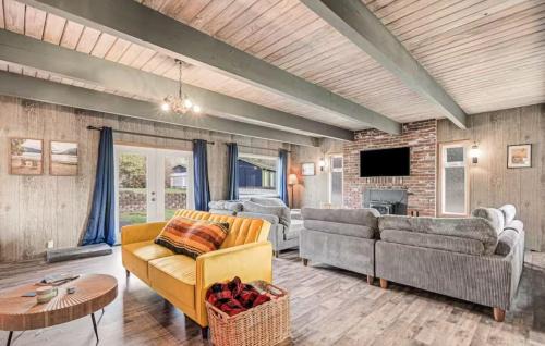 Pacific Beach House | Mobys Beach Getaway Sleeps 11! Flat Beach Access Near Seabrook in Pacific Beach