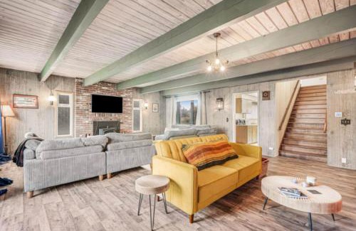 Pacific Beach House | Mobys Beach Getaway Sleeps 11! Flat Beach Access Near Seabrook in Pacific Beach