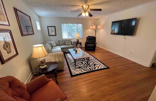 Fondren House | Mockingbird House 3 Bedroom, 2 Bath home in North Fondren