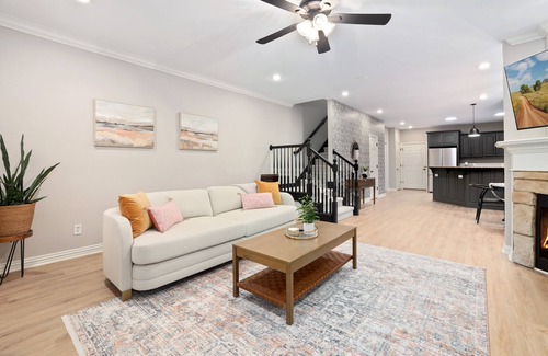 Fayetteville House | MOCO Home Outdoor Hangout U of A 8 min Pet Friendly