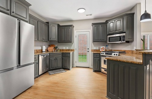 Fayetteville House | MOCO Home Outdoor Hangout U of A 8 min Pet Friendly