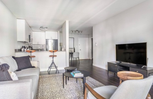 Sunnyvale Apartment | Mod Sunnyvale 1BR w/Gym, Pool + Spa, Easy Freeway Access, by Blueground