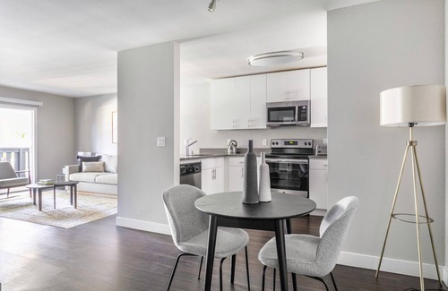 Sunnyvale Apartment | Mod Sunnyvale 1BR w/Gym, Pool + Spa, Easy Freeway Access, by Blueground