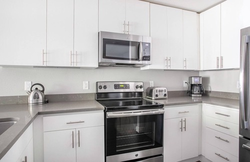 Sunnyvale Apartment | Mod Sunnyvale 1BR w/Gym, Pool + Spa, Easy Freeway Access, by Blueground