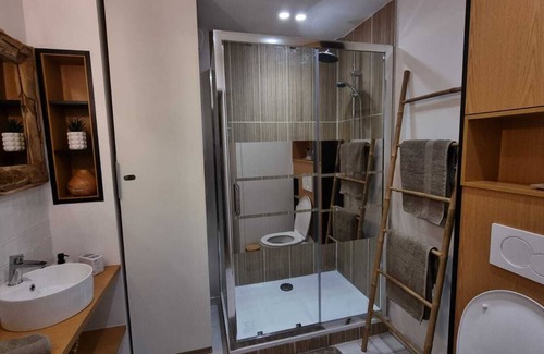 Saint-Germain-les-Corbeil Apartment | Modern studio with private Jacuzzi