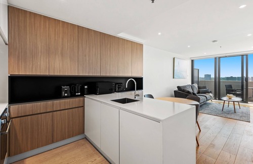 Flemington Apartment | Modern 1-Bed & City Views, Steps from Racecourse
