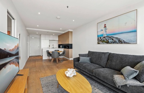 Flemington Apartment | Modern 1-Bed & City Views, Steps from Racecourse