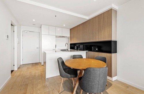 Flemington Apartment | Modern 1-Bed & City Views, Steps from Racecourse