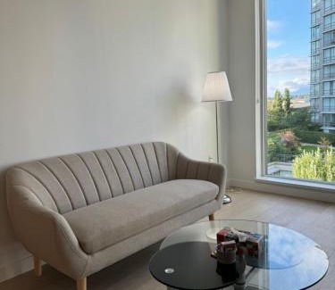 Richmond City Centre Apartment | Modern 1-bed Condo in Richmond