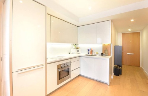 Elephant and Castle Apartment | Modern 1-bed flat close to train & underground with great views & 24/7 security