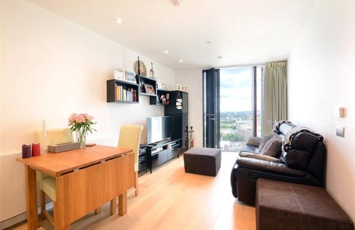 Elephant and Castle Apartment | Modern 1-bed flat close to train & underground with great views & 24/7 security