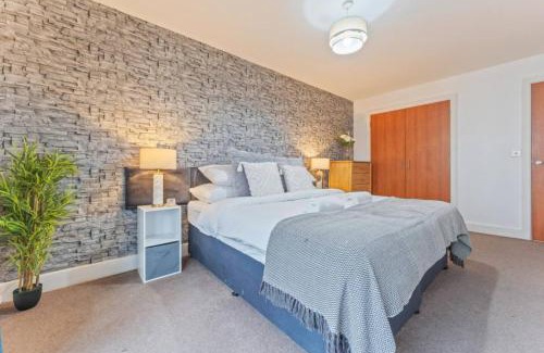 Theatreland Birmingham Apartment | Modern 1-Bedroom Apartment with Balcony, Friendly & Family, Free Parking & WiFi, Sleeps 3