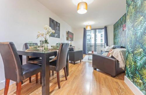 Theatreland Birmingham Apartment | Modern 1-Bedroom Apartment with Balcony, Friendly & Family, Free Parking & WiFi, Sleeps 3