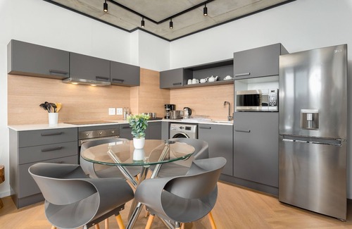 Century City Apartment | Modern 1 Bedroom | Bridgewater One