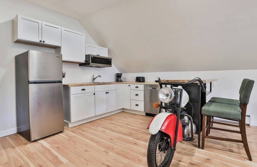 North Andover Apartment | Modern 1BD Near Downtown & Hgwy