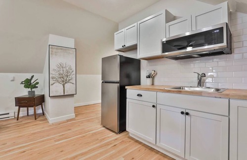 North Andover Apartment | Modern 1BD Near Downtown & Hgwy