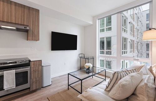 Riverside Apartment | Modern 1BD Riverfront - Near Downtown & Attractions!