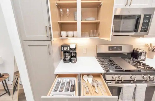 Greenway Plaza-Upper Kirby Apartment | Modern 1BDR, W/Parking & Pool, Downtown Houston