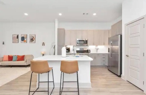 Greenway Plaza-Upper Kirby Apartment | Modern 1BDR, W/Parking & Pool, Downtown Houston