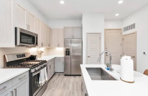 Greenway Plaza-Upper Kirby Apartment | Modern 1BDR, W/Parking & Pool, Downtown Houston