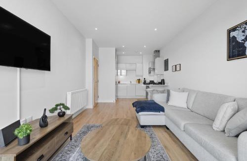 Potters Bar Apartment | Modern 1BR Above Train to Kings Cross