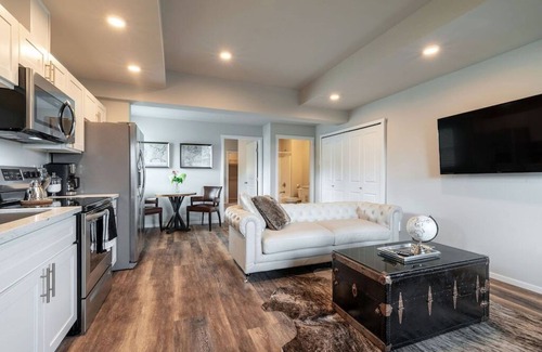 Eastside Condo | Modern 1BR Condo with Bay Views | Walk to Tacoma Dome + AC | Parking Included