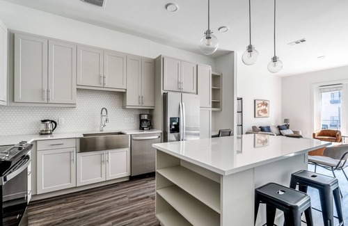 Highland Apartment | Modern 1BR in the Highlands w/Pool, W/D & Gym, walkable, by Blueground