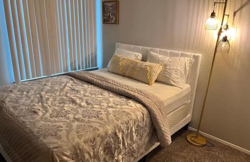 Farmington Hills Apartment | Modern 1BR Porchlight retreat