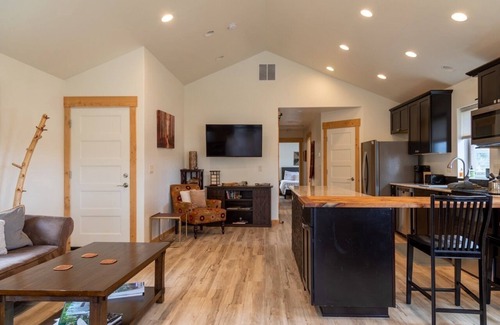 Sisters House | Modern 2 bdrm Walk to Downtown Sisters