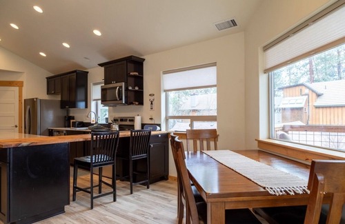 Sisters House | Modern 2 bdrm Walk to Downtown Sisters