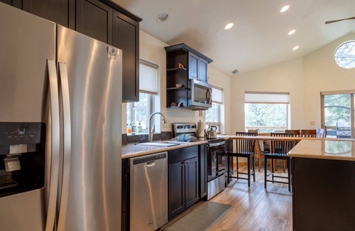 Sisters House | Modern 2 bdrm Walk to Downtown Sisters