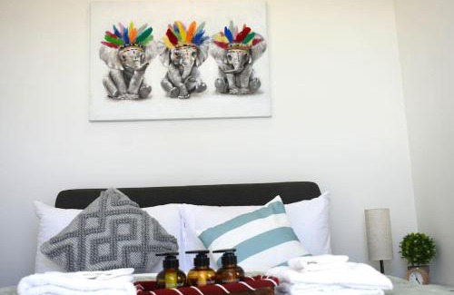 Bracknell Apartment | Modern 2-Bed Apartment Near Ascot & Legoland, Sleep upto 4 guests, Pet Friendly, Parking Available on Request!